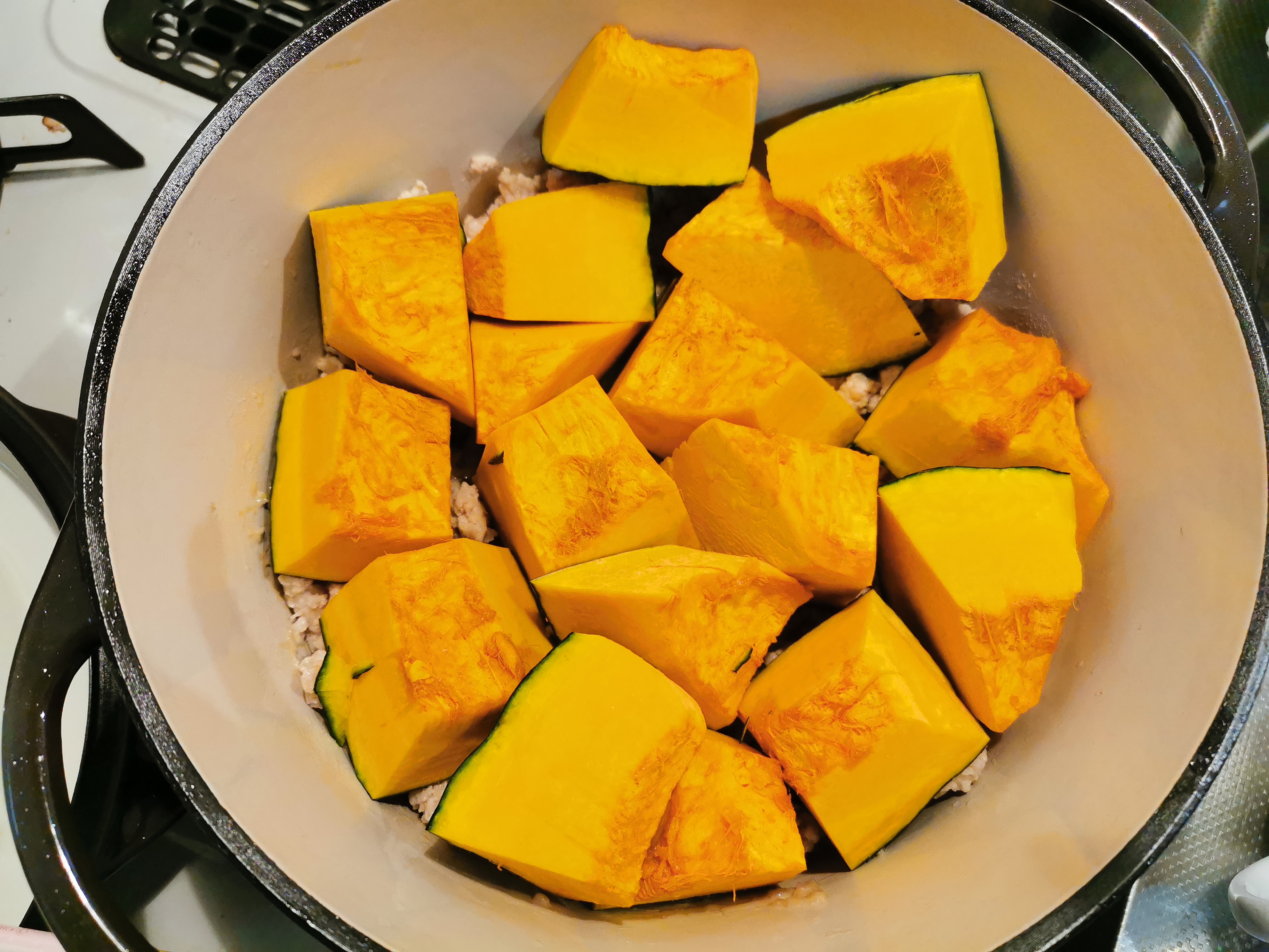バーミキュラにかぼちゃを入れている写真