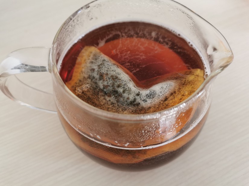 ルピシアのアッサムをポットに入れた時の写真