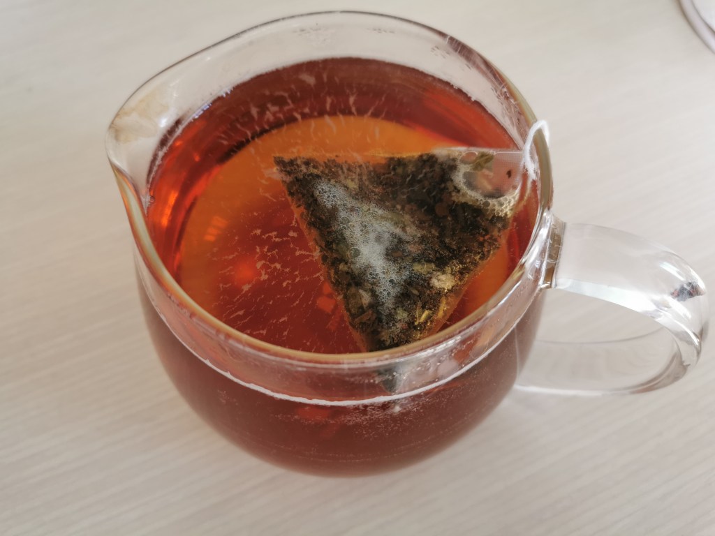 ルピシア　ハワイ限定のHUA KI(フアキ)をポットに淹れた写真

