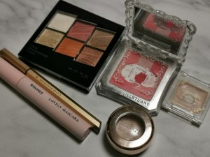 コスメデコルテ　アイグロウジェムPK884、KATE(ケイト) ケイト トーンディメンショナルパレット  EX-1 レッドブラウン系、WHOMEE(フーミー)ロング＆カールマスカラ  ストロベリーレッド、ジルスチュアート ミックスブラッシュ コンパクト モアカラーズ17、セザンヌ パールグロウハイライト02 ロゼベージュを使用したメイクの写真