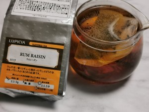 ルピシアのラムレーズンをポットに淹れた写真