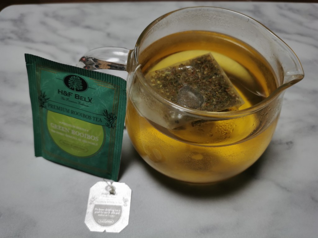H&F BELX　プレミアム グリーンルイボスティーをポットに淹れた写真